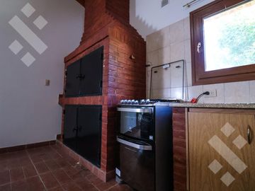 En Venta casa de 3 dormitorios,  con Jardín y Piscina, B° Knudsen, Plottier.