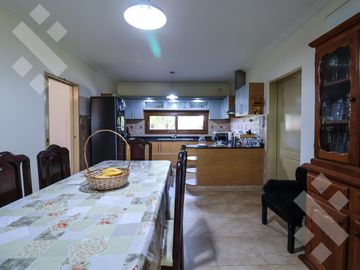 En Venta casa de 3 dormitorios,  con Jardín y Piscina, B° Knudsen, Plottier.