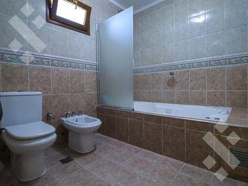 En Venta casa de 3 dormitorios,  con Jardín y Piscina, B° Knudsen, Plottier.