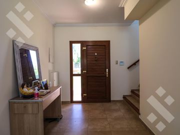 En Venta casa de 3 dormitorios,  con Jardín y Piscina, B° Knudsen, Plottier.