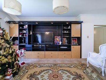En Venta casa de 3 dormitorios,  con Jardín y Piscina, B° Knudsen, Plottier.