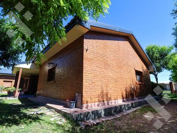 En Venta casa de 3 dormitorios,  con Jardín y Piscina, B° Knudsen, Plottier.