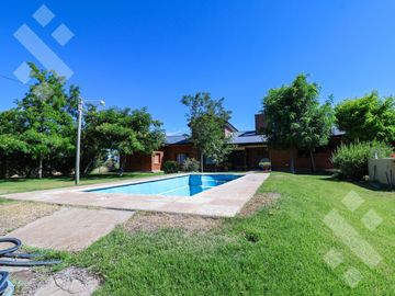 En Venta casa de 3 dormitorios,  con Jardín y Piscina, B° Knudsen, Plottier.