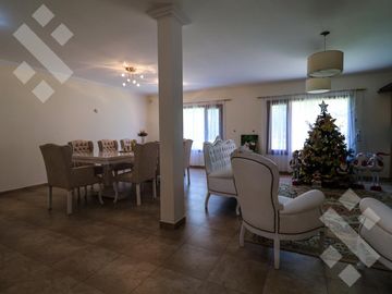 En Venta casa de 3 dormitorios,  con Jardín y Piscina, B° Knudsen, Plottier.