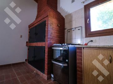 En Venta casa de 3 dormitorios,  con Jardín y Piscina, B° Knudsen, Plottier.