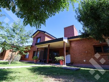 En Venta casa de 3 dormitorios,  con Jardín y Piscina, B° Knudsen, Plottier.
