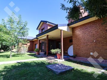 En Venta casa de 3 dormitorios,  con Jardín y Piscina, B° Knudsen, Plottier.