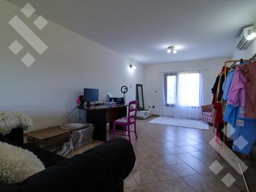 En Venta casa de 3 dormitorios,  con Jardín y Piscina, B° Knudsen, Plottier.