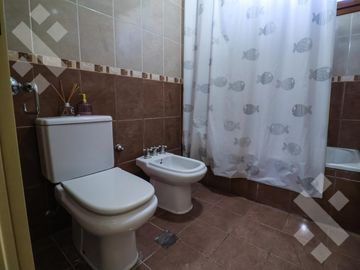 En Venta casa de 3 dormitorios,  con Jardín y Piscina, B° Knudsen, Plottier.