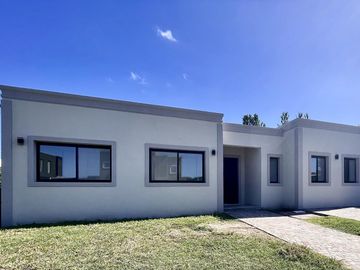 VENTA DE CASA HARAS SANTA MARIA 5 AMBIENTES
