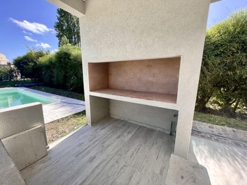 VENTA DE CASA HARAS SANTA MARIA 5 AMBIENTES