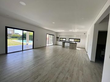 VENTA DE CASA HARAS SANTA MARIA 5 AMBIENTES