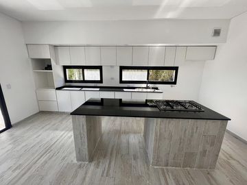 VENTA DE CASA HARAS SANTA MARIA 5 AMBIENTES