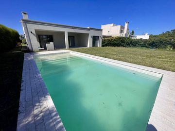 VENTA DE CASA HARAS SANTA MARIA 5 AMBIENTES