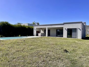 VENTA DE CASA HARAS SANTA MARIA 5 AMBIENTES