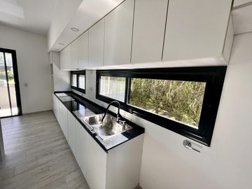 VENTA DE CASA HARAS SANTA MARIA 5 AMBIENTES