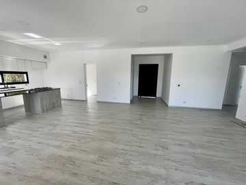 VENTA DE CASA HARAS SANTA MARIA 5 AMBIENTES