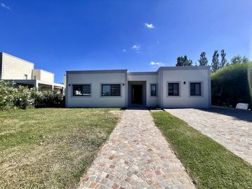 VENTA DE CASA HARAS SANTA MARIA 5 AMBIENTES