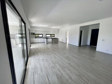 VENTA DE CASA HARAS SANTA MARIA 5 AMBIENTES