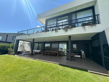 Casa en venta al lago 4 dormitorios barrio Acacias Puertos