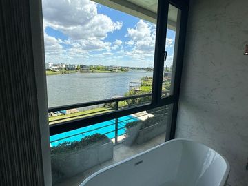 Casa en venta al lago 4 dormitorios barrio Acacias Puertos