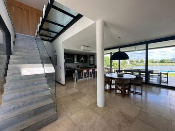 Casa en venta al lago 4 dormitorios barrio Acacias Puertos