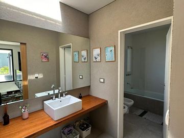 Casa en venta al lago 4 dormitorios barrio Acacias Puertos