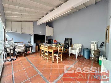 CHALET 6 AMBIENTES DE CORTE ANTIGUO IMPECABLE ESTADO, COCHERA Y QUINCHO, DOS PLANTAS