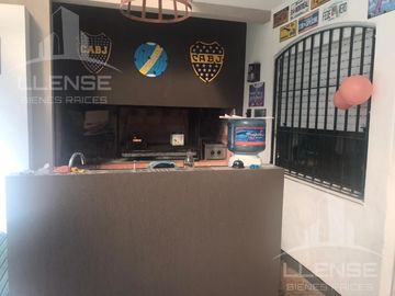 Casa 5 ambientes con jardín y piscina en venta - Bernal centro