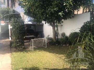 Casa 5 ambientes con jardín y piscina en venta - Bernal centro
