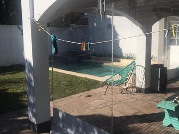 Casa 5 ambientes con jardín y piscina en venta - Bernal centro