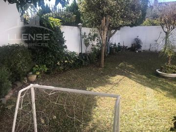Casa 5 ambientes con jardín y piscina en venta - Bernal centro