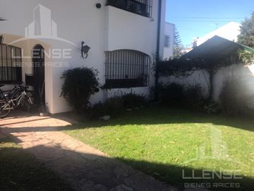 Casa 5 ambientes con jardín y piscina en venta - Bernal centro