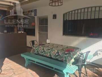 Casa 5 ambientes con jardín y piscina en venta - Bernal centro