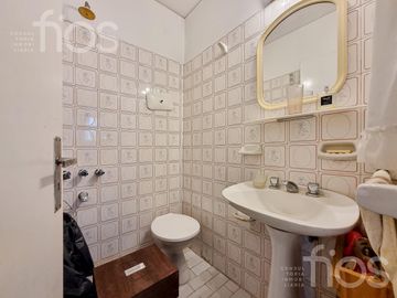 VENTA DEPARTAMENTO EN PISO EXCLUSIVO  DE  DOS DORMITORIOS MAS COMODÍN Y BALCÓN  EN ZONA CENTRO