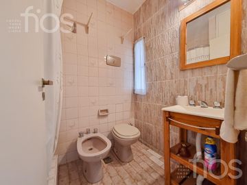VENTA DEPARTAMENTO EN PISO EXCLUSIVO  DE  DOS DORMITORIOS MAS COMODÍN Y BALCÓN  EN ZONA CENTRO