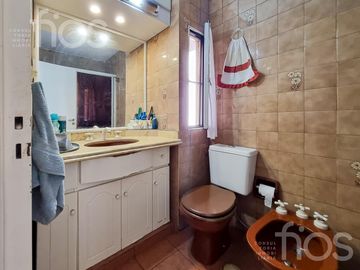 VENTA DEPARTAMENTO EN PISO EXCLUSIVO  DE  DOS DORMITORIOS MAS COMODÍN Y BALCÓN  EN ZONA CENTRO