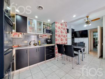 VENTA DEPARTAMENTO EN PISO EXCLUSIVO  DE  DOS DORMITORIOS MAS COMODÍN Y BALCÓN  EN ZONA CENTRO