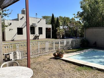 Casa de 3 dormitorios con pileta en venta, La Plata