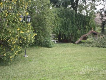 Casa quinta en barrio Los Rosaled