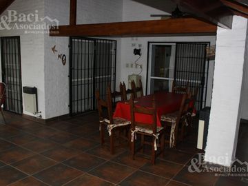 Casa quinta en barrio Los Rosaled