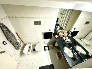 CASA / DUPLEX 4 AMBIENTES CON DEPENDENCIA, COCHERA, PISCINA Y JARDIN EN BARRACAS VENTA