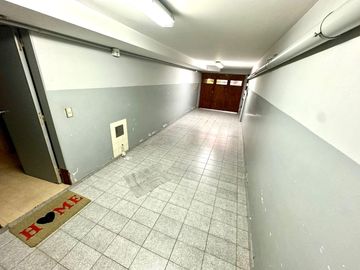 CASA / DUPLEX 4 AMBIENTES CON DEPENDENCIA, COCHERA, PISCINA Y JARDIN EN BARRACAS VENTA