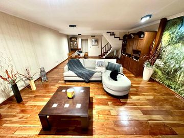 CASA / DUPLEX 4 AMBIENTES CON DEPENDENCIA, COCHERA, PISCINA Y JARDIN EN BARRACAS VENTA