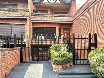 CASA / DUPLEX 4 AMBIENTES CON DEPENDENCIA, COCHERA, PISCINA Y JARDIN EN BARRACAS VENTA