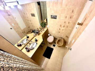 CASA / DUPLEX 4 AMBIENTES CON DEPENDENCIA, COCHERA, PISCINA Y JARDIN EN BARRACAS VENTA