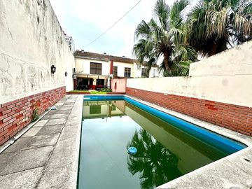 CASA / DUPLEX 4 AMBIENTES CON DEPENDENCIA, COCHERA, PISCINA Y JARDIN EN BARRACAS VENTA