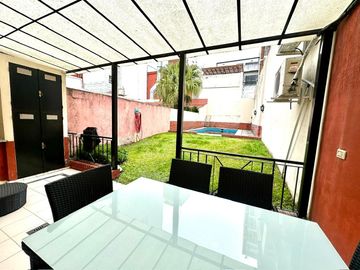 CASA / DUPLEX 4 AMBIENTES CON DEPENDENCIA, COCHERA, PISCINA Y JARDIN EN BARRACAS VENTA