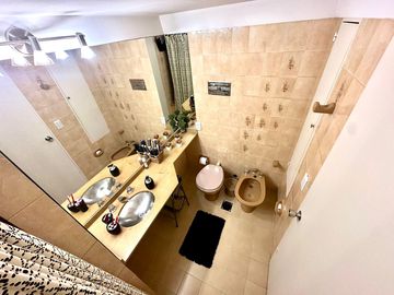 CASA / DUPLEX 4 AMBIENTES CON DEPENDENCIA, COCHERA, PISCINA Y JARDIN EN BARRACAS VENTA