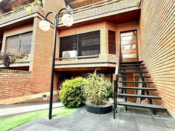 CASA / DUPLEX 4 AMBIENTES CON DEPENDENCIA, COCHERA, PISCINA Y JARDIN EN BARRACAS VENTA